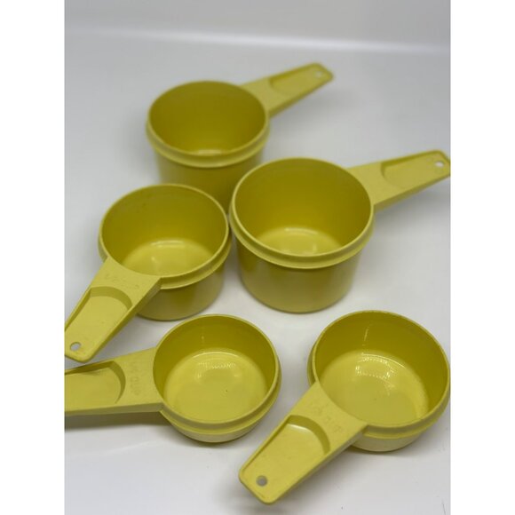 VTG Tupperware Plastic Measuring Cup Set of 5 Stackable Kitchen Tool Yellow - Picture 3 of 5